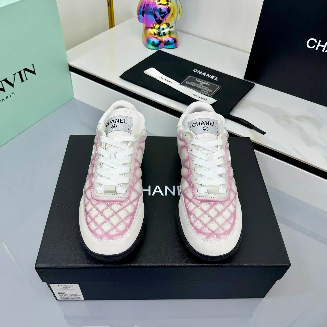 👟👟Ex-factory price 640👟👟 Top version Chanel Chanel - 2025 counter top casual sports shoes This sneaker is a classic design; the upper is electro-embroidered with a variety of techniques; the outsole is fashionable and sporty; it is unusual to incorporate a variety of color matching elements... The diversified mix and match is very beautiful and versatile, and can be used for leisure, fashion, sports and outdoor... ꫛꫀꪝ Go➫ Material: ❶The upper is made of: original cowhide ❷The inner lining is made of: original imported sheepskin ❸The outsole is based on: original TPU combination outsole Full set of boutique packaging for women 35–41 👉